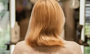 Blondynka z pięknymi, lśniącymi włosami, które w świetle nabierają odcieni złota. Nawet jeśli pojawią się pierwsze szare włosy, nie tracą one swojego blasku.