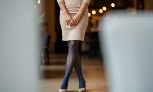 Jakie rajstopy do beżowej sukienki? Poradnik i inspiracje