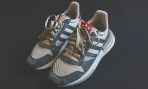 Szare i beżowe buty sportowe Adidas z trzema paskami, idealne na kampusowe wędrówki.