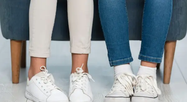 Jakie skarpetki do białych adidasów? Poradnik i inspiracje