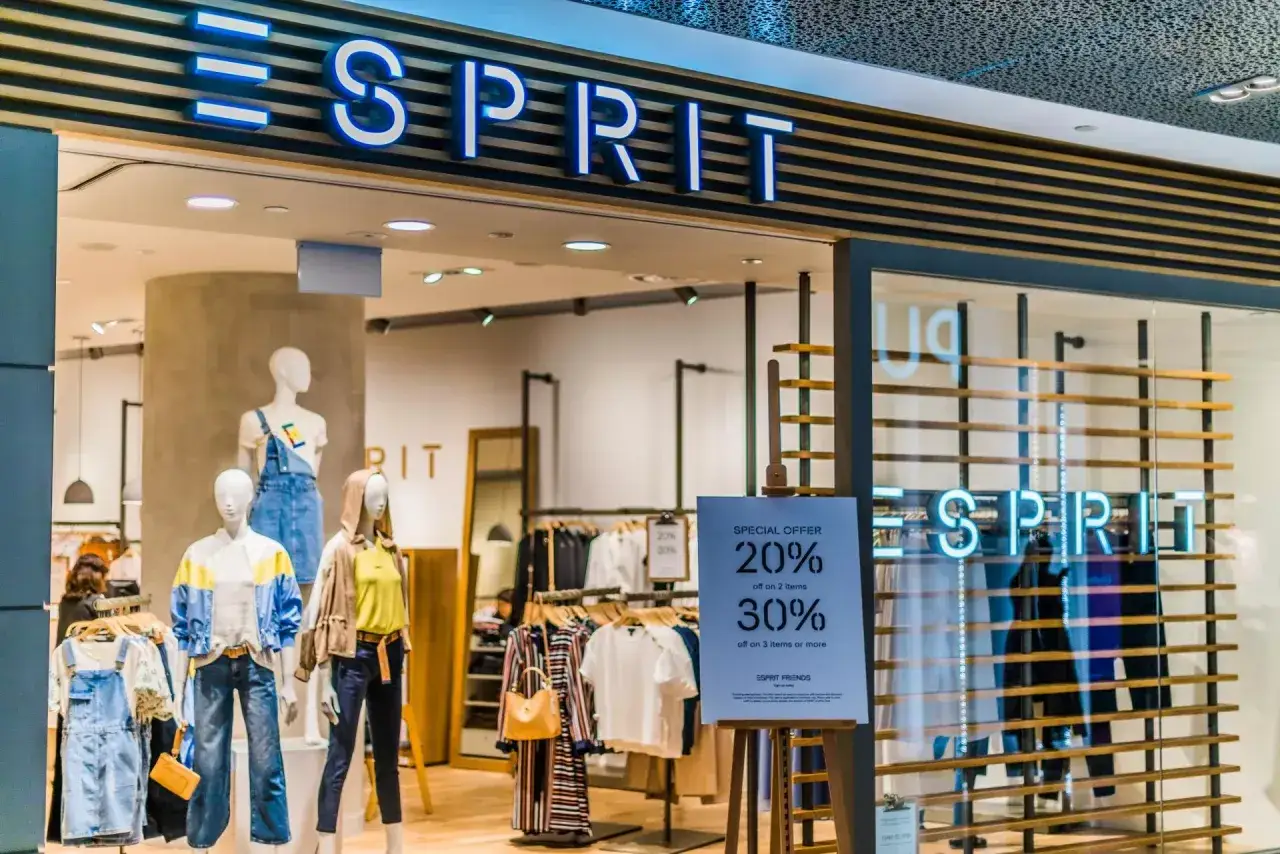 Sklep Esprit z manekinami prezentującymi letnie ubrania i promocją 20% na 2 rzeczy.