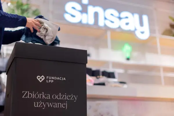W sklepie Sinsay, należącym do LPP, trwa zbiórka odzieży używanej.